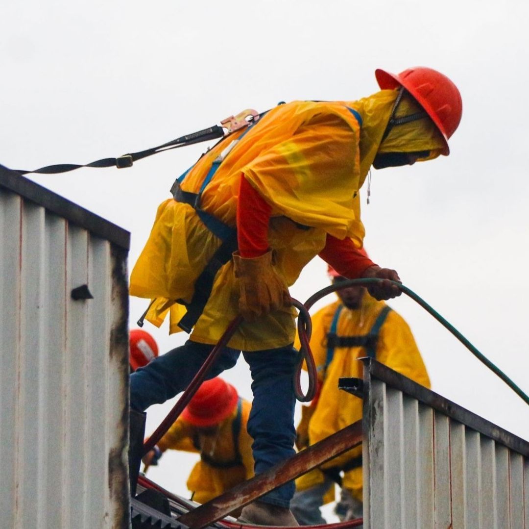 Un trabajador de la construcción usa un traje amarillo.