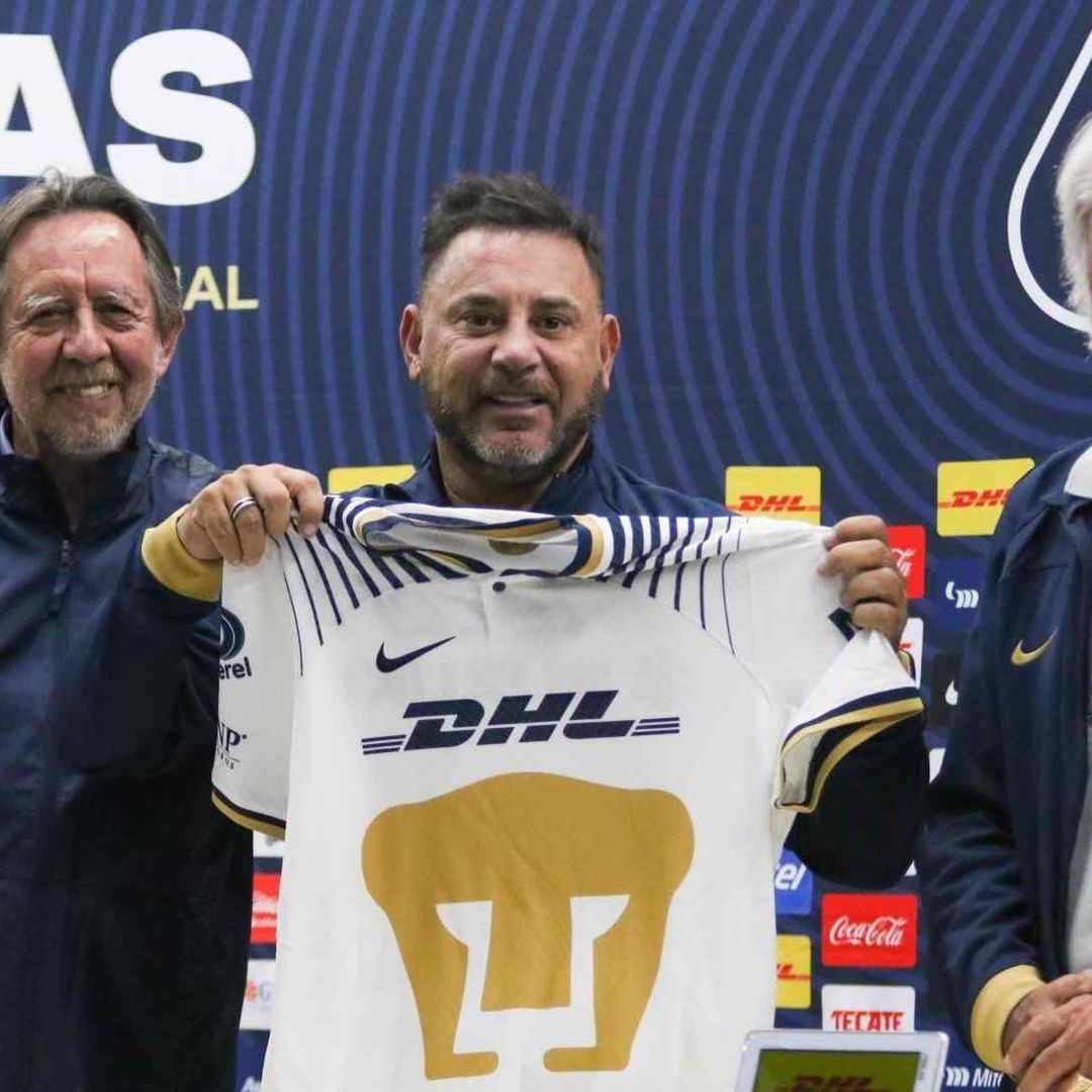 'El Turco' posa con Leopoldo Silva, presidente de Pumas, y Miguel Mejía Barón, vicepresidente deportivo
