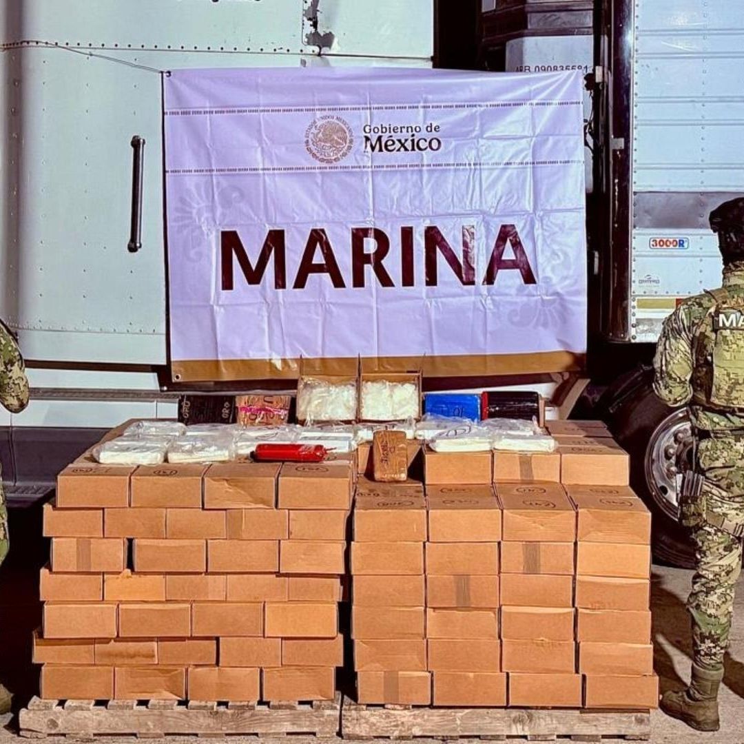 Marinos flanquean paquetes con presunta droga