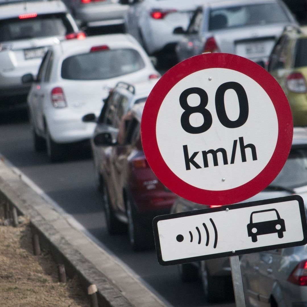 Señalización de radar y límite de velocidad en CDMX