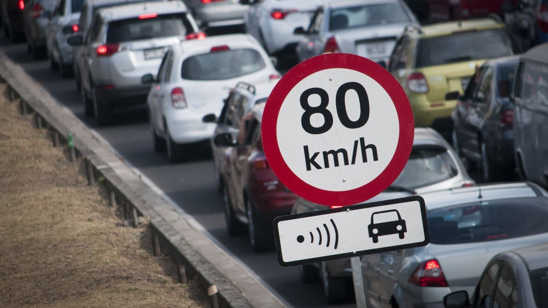 Señalización de radar y límite de velocidad en CDMX
