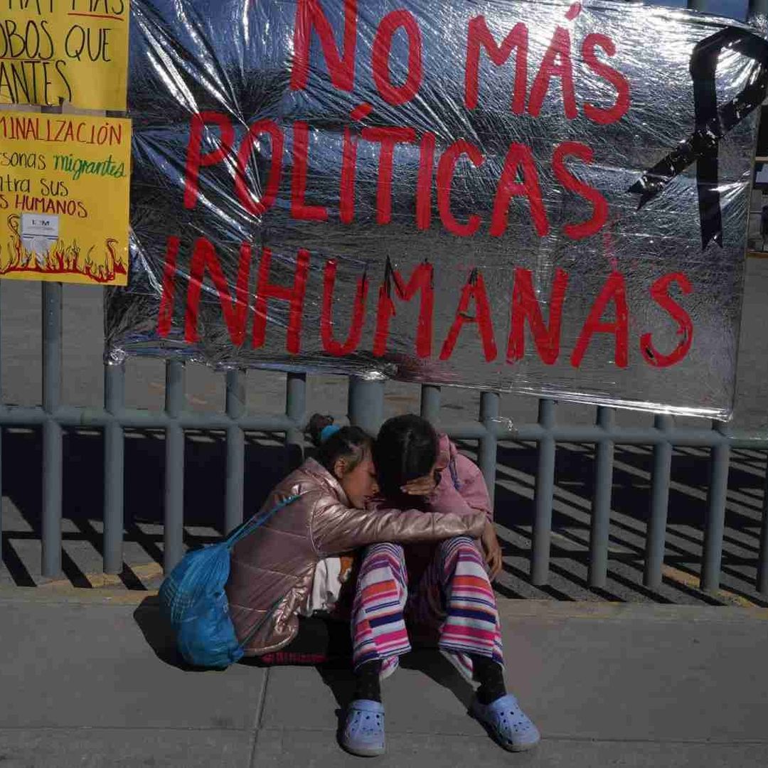 Migrantes lamentan la tragedia, afuera del centro de detección del INM en Ciudad Juárez, Chihuahua