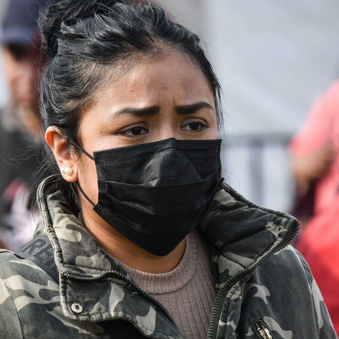 Un persona con cubrebocas.