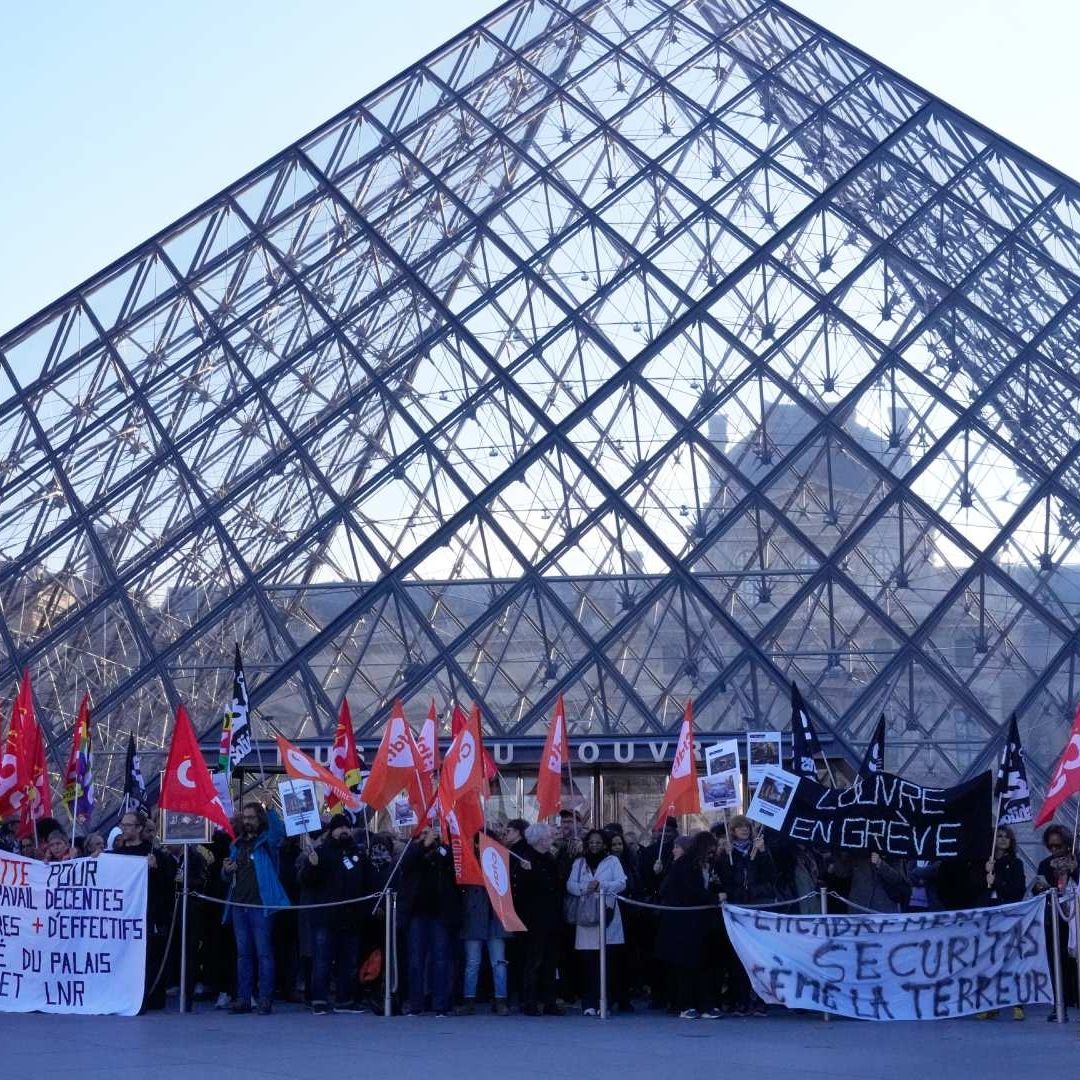 El Louvre Cierra Por Huelga de Personal del Museo; Eligen Paro "Por Unanimidad".