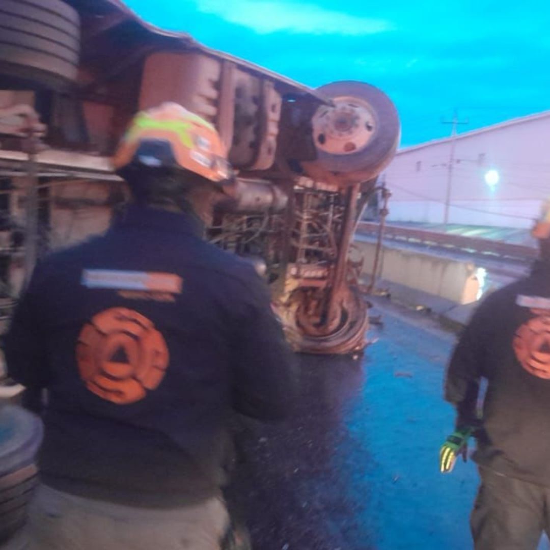 Protección Civil en volcadura de camión