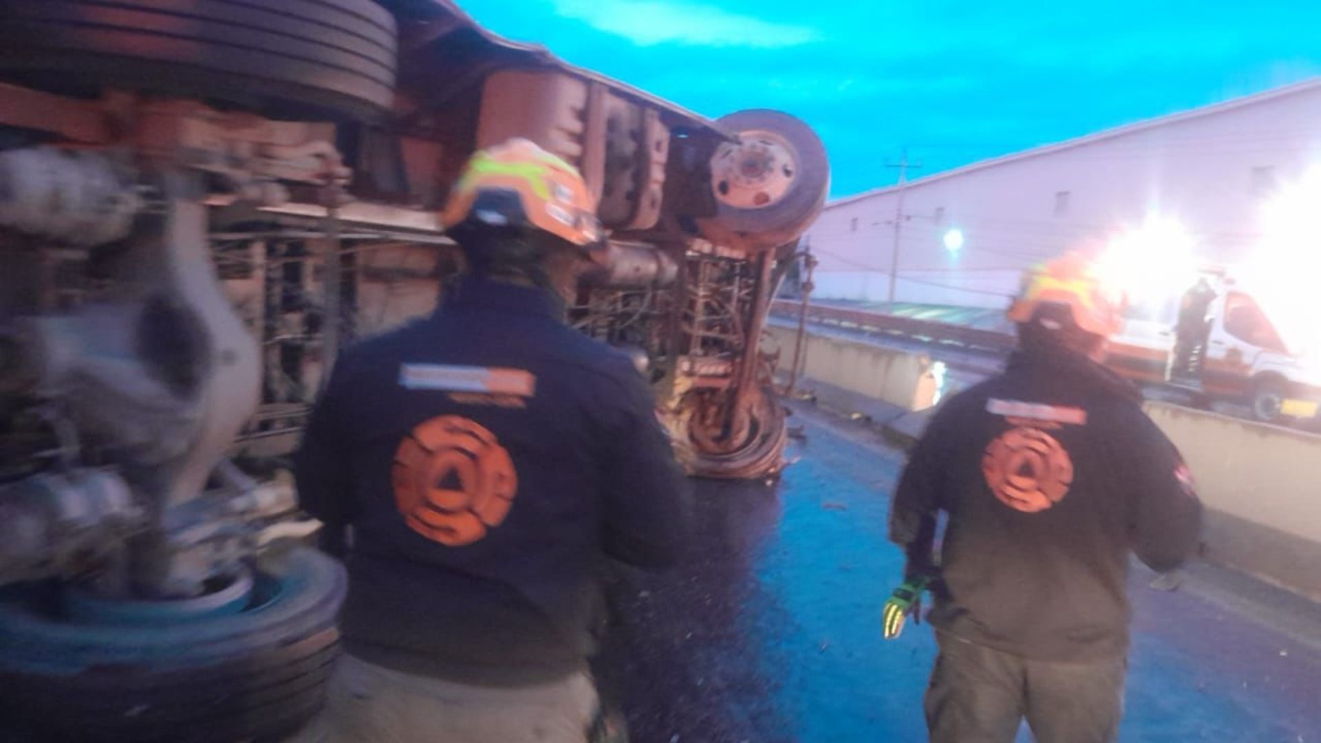 Protección Civil en volcadura de camión