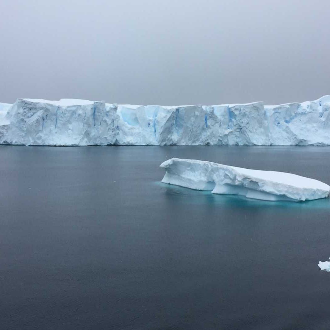 Iceberg en deshielo en el océano