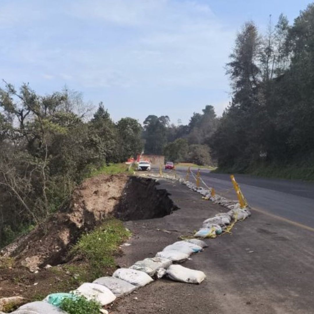 Deslave por Lluvia sobre la Carretera Pachuca Tuxpan en Puebla