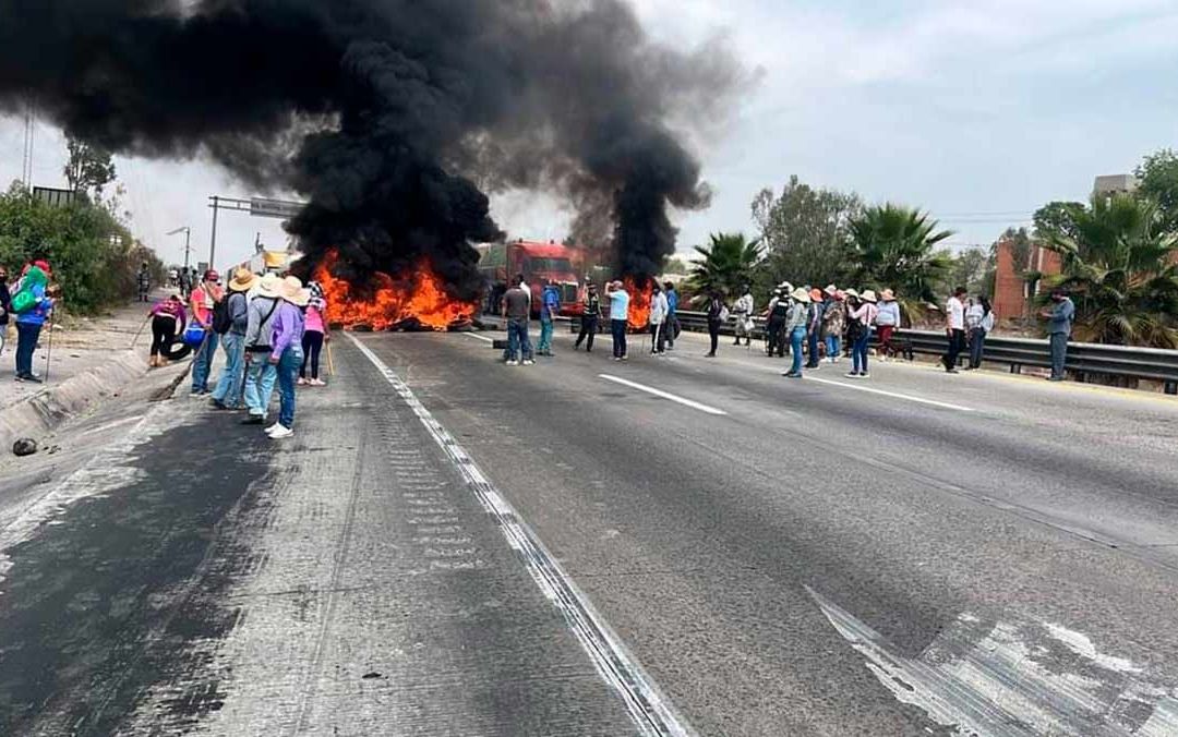Vecinos cerraron ambos sentidos de la México-Querétaro para exigir que se sofoque un incendio en Tepotzotlán