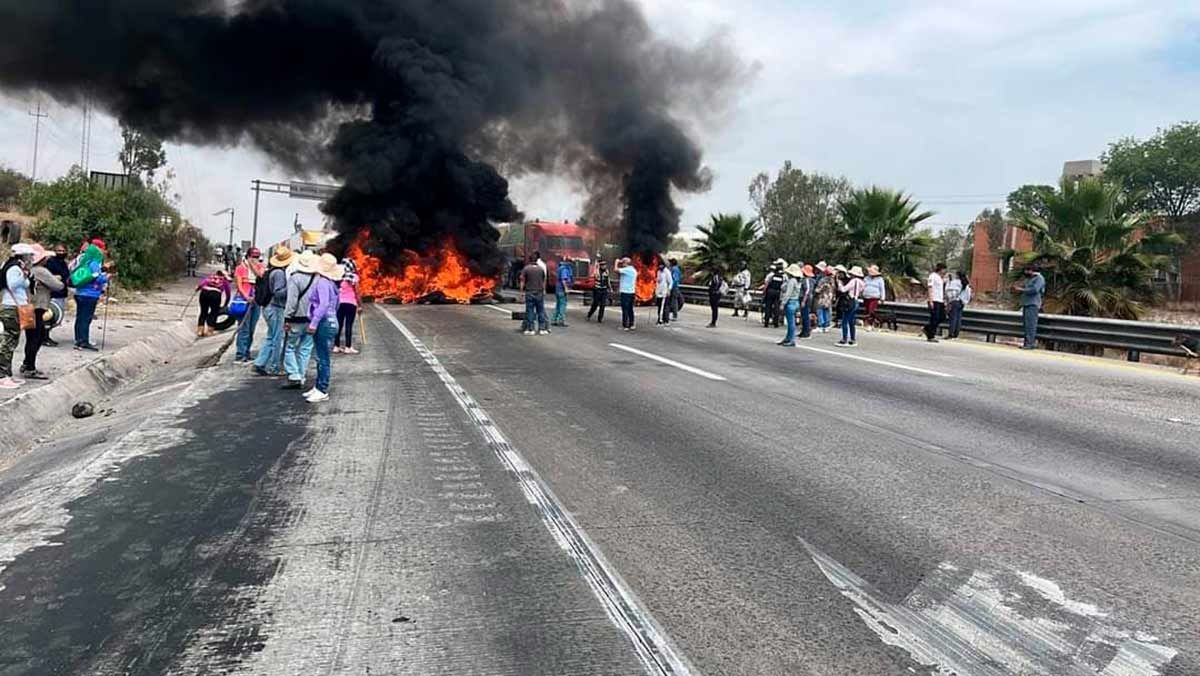 Vecinos cerraron ambos sentidos de la México-Querétaro para exigir que se sofoque un incendio en Tepotzotlán