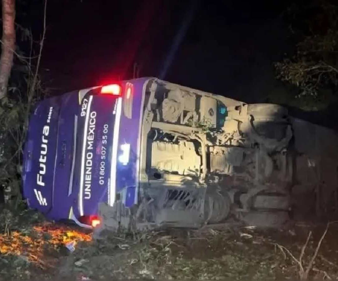 Cae autobús en barranco. Foto: Protección civil
