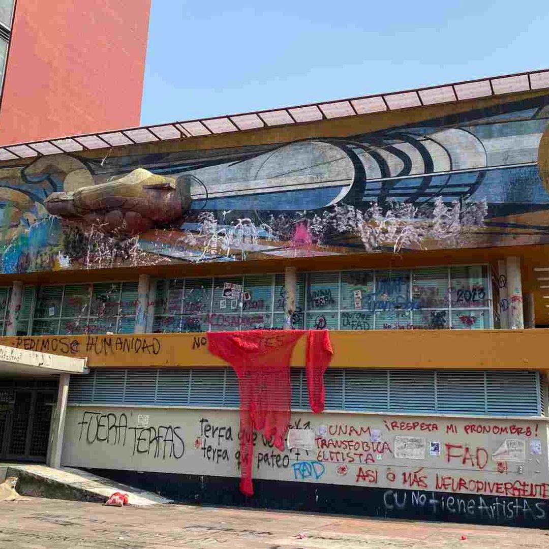 Manifestantes dañaron con pintura un mural de David Alfaro Siqueiros
