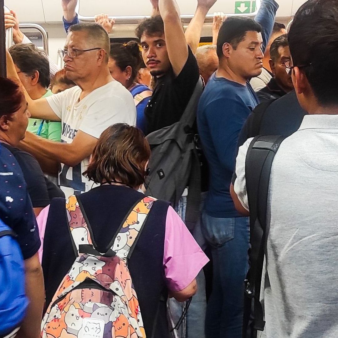 Personas esperan afuera del Metro.