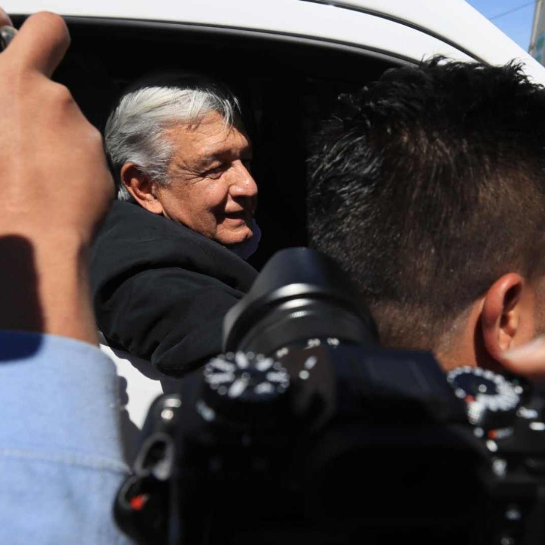 Migrantes increpan a AMLO en Juárez, piden justicia por muertos