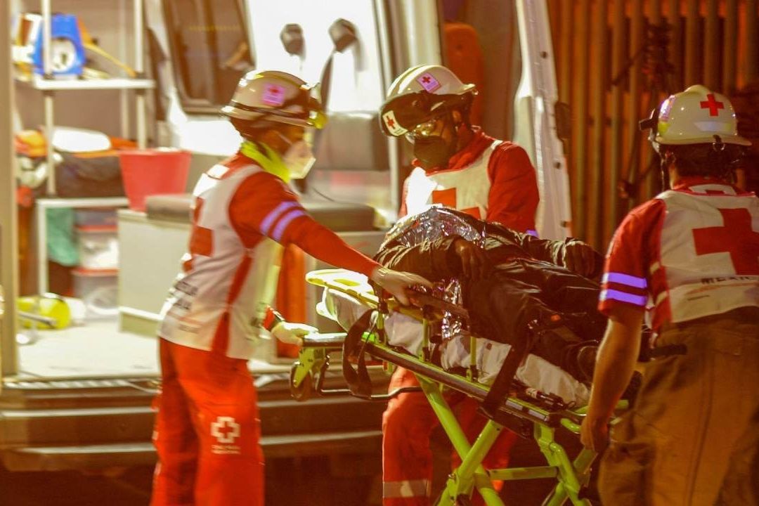 Rescatistas atienden a un migrante herido tras incendio en Ciudad Juárez