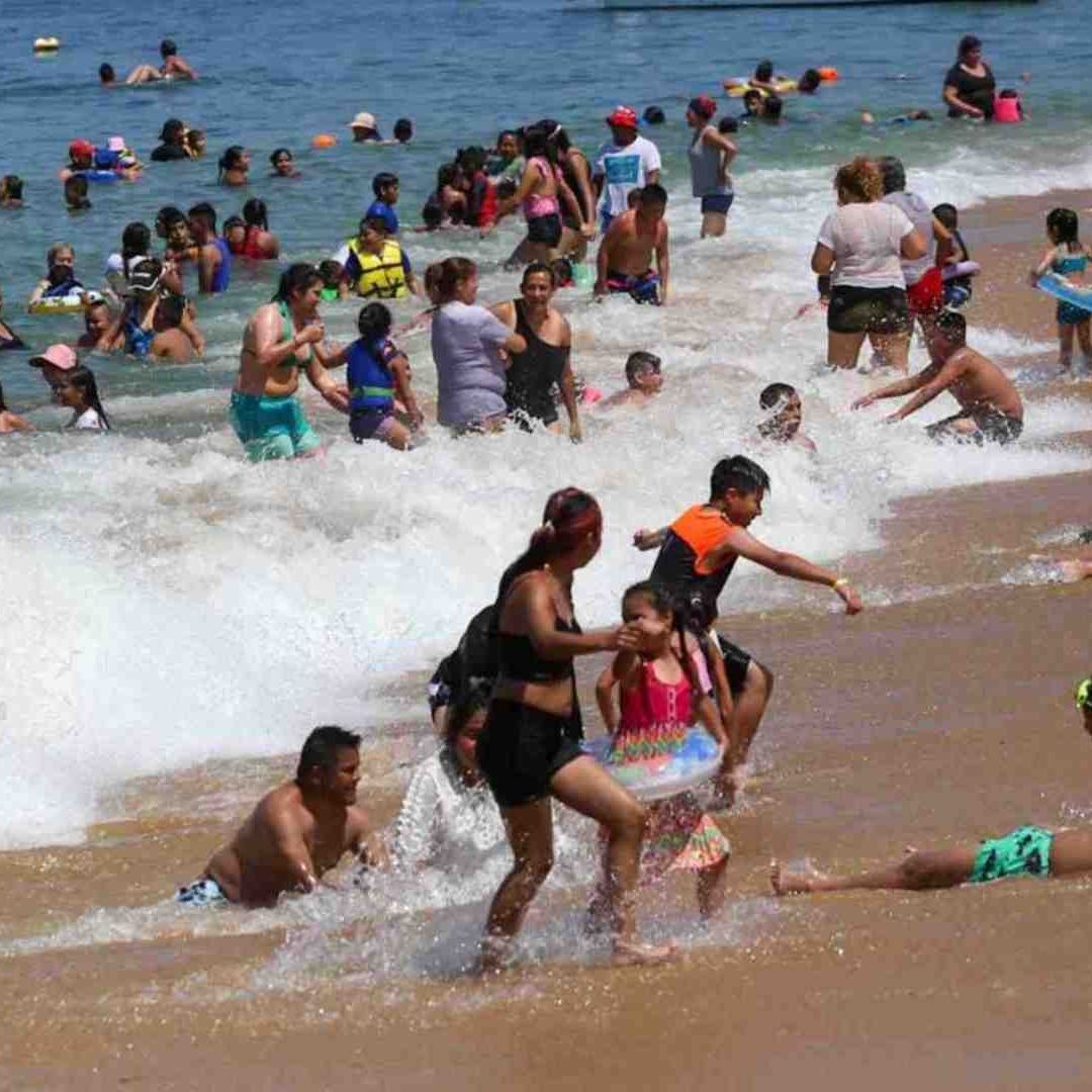 Alertan a Turistas por Fuertes Olas en Playas de Guerrero