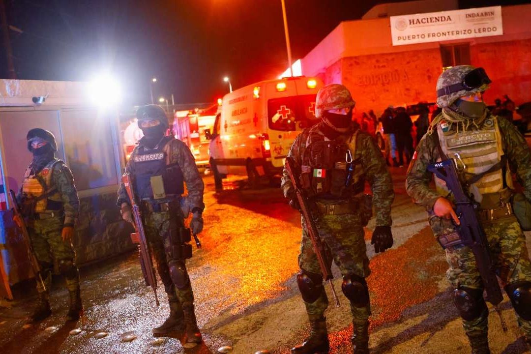 Atienden a migrantes tras incendio en estación migratoria en Ciudad Juárez