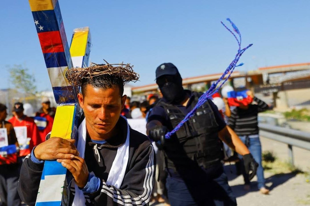 Luego de que un incendio en un centro migratorio en Ciudad Juárez acabó con la vida de 39 personas, migrantes realizaron un Viacrucis para exigir justicia