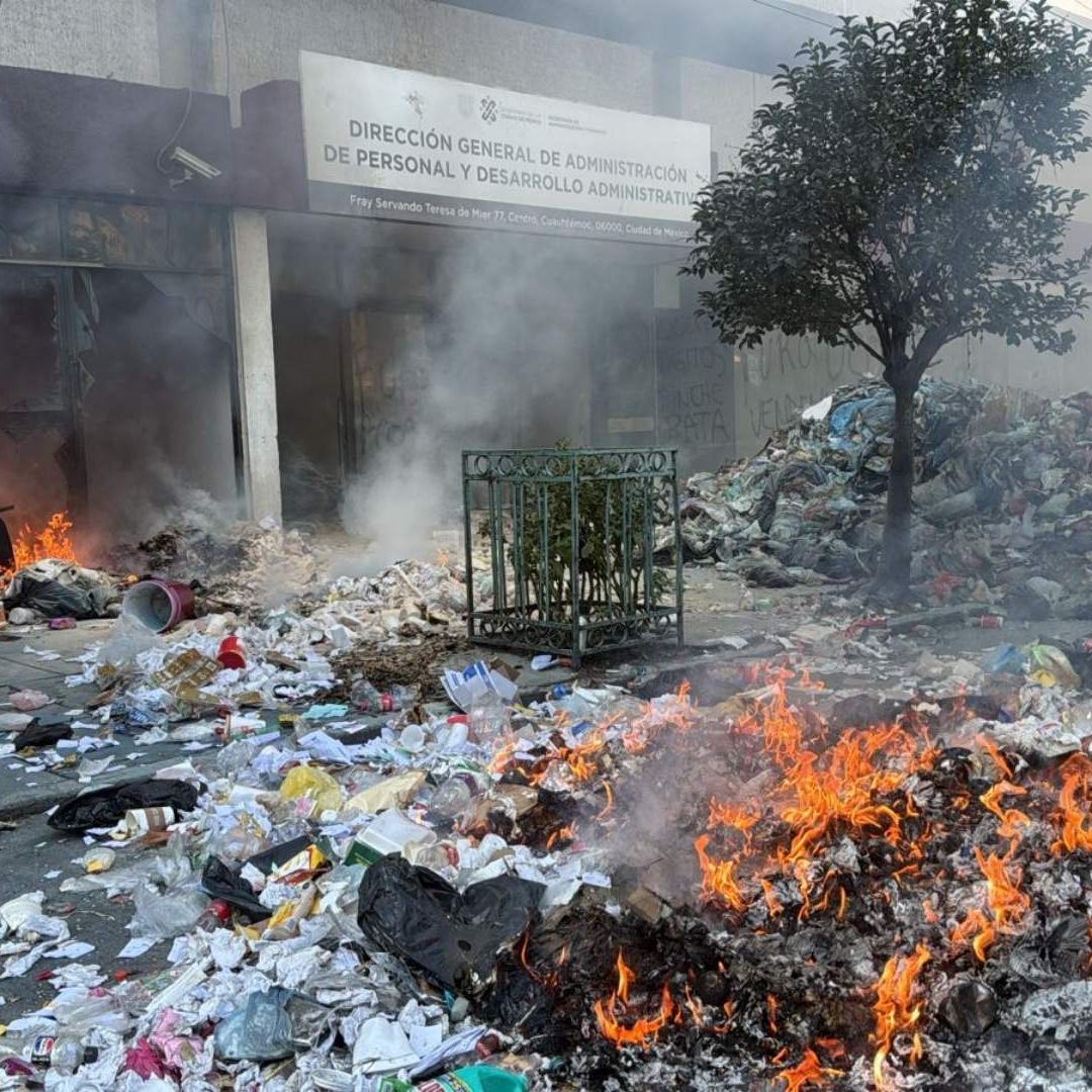 Protesta de trabajadores de limpia en el Centro de CDMX