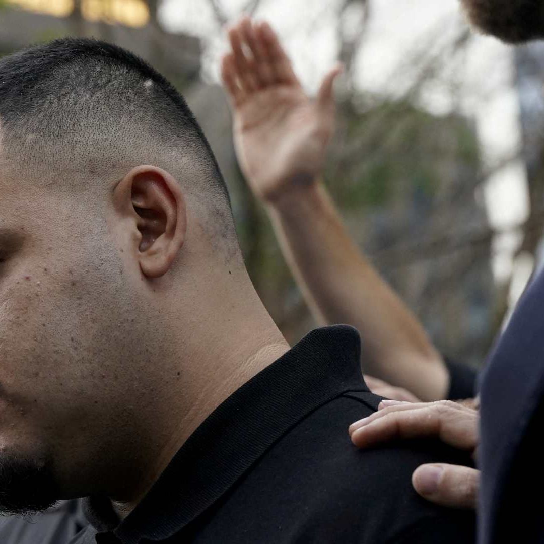 Kilmar Ábrego García en una vigilia de oración con defensores de la inmigración en agosto de 2025. Foto: Reuters