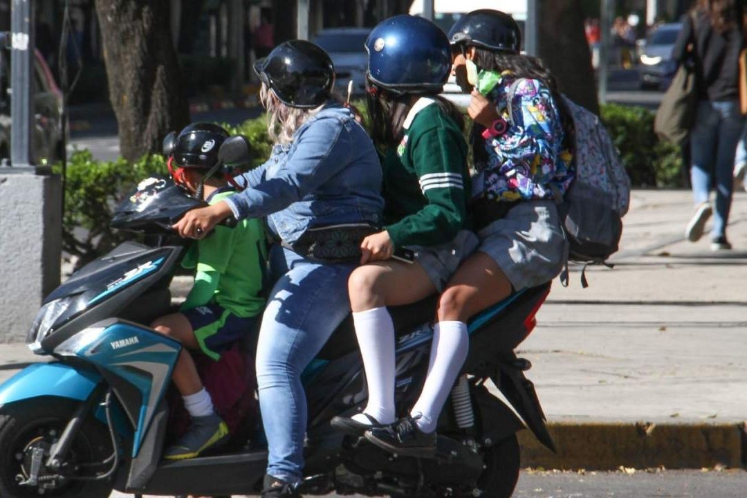Transportar a un niño en motocicleta es sancionado con una multa en la CDMX