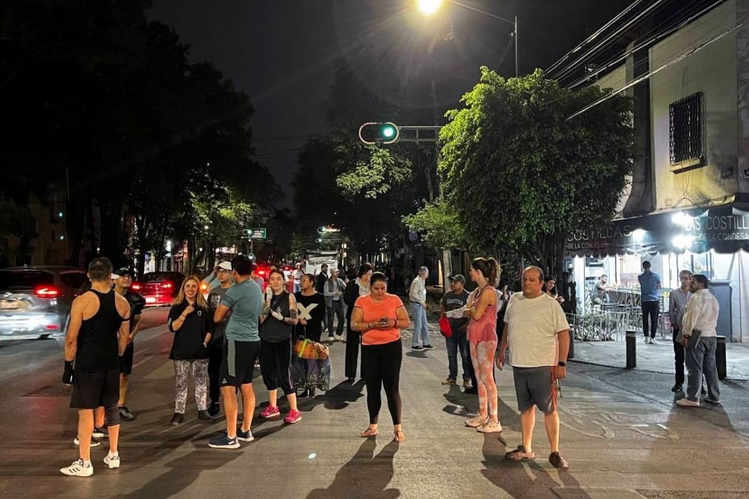 Desalojo de edificios en la Ciudad de México tras sismo de magnitud 5.5