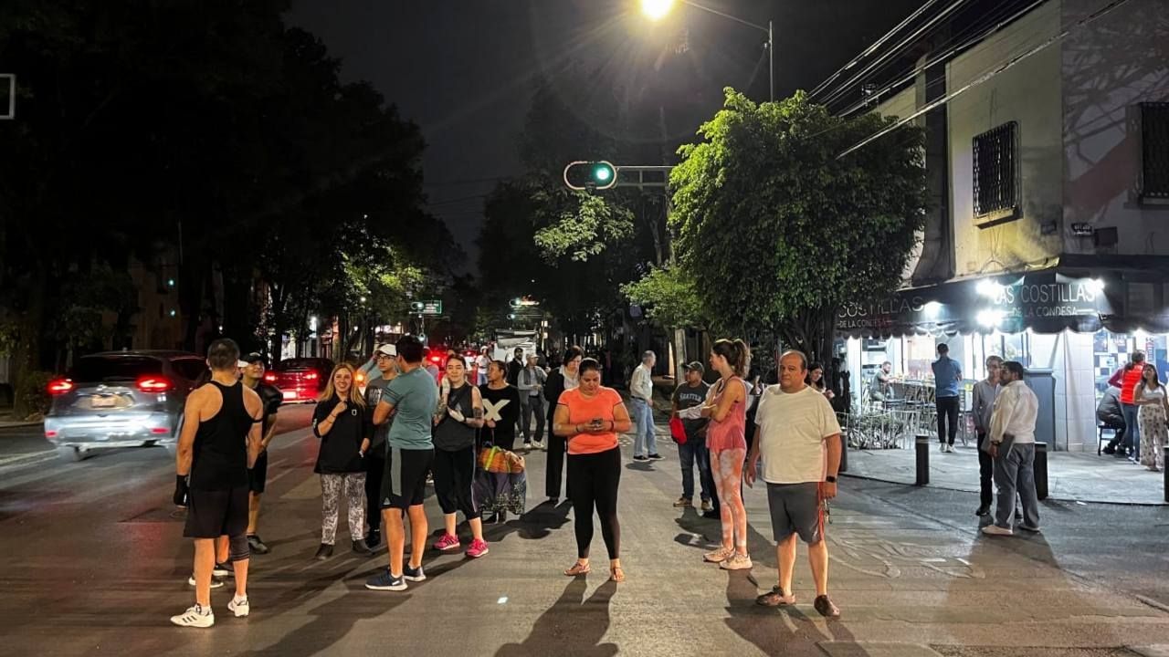 Desalojo de edificios en la Ciudad de México tras sismo de magnitud 5.5