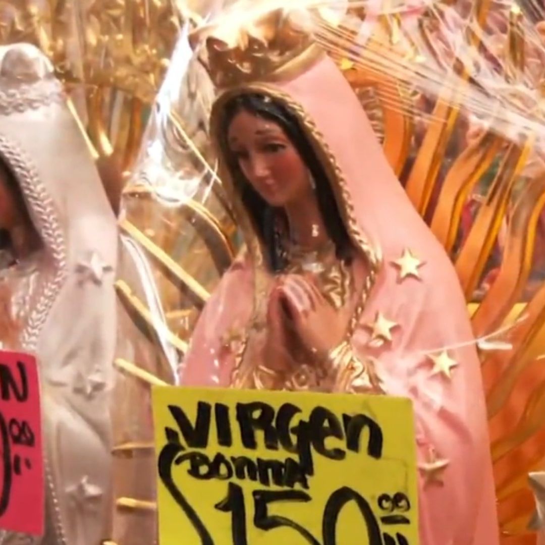 Fieles que Acuden a la Basílica Aprovechan su Visita para Comprar Artículos Religiosos