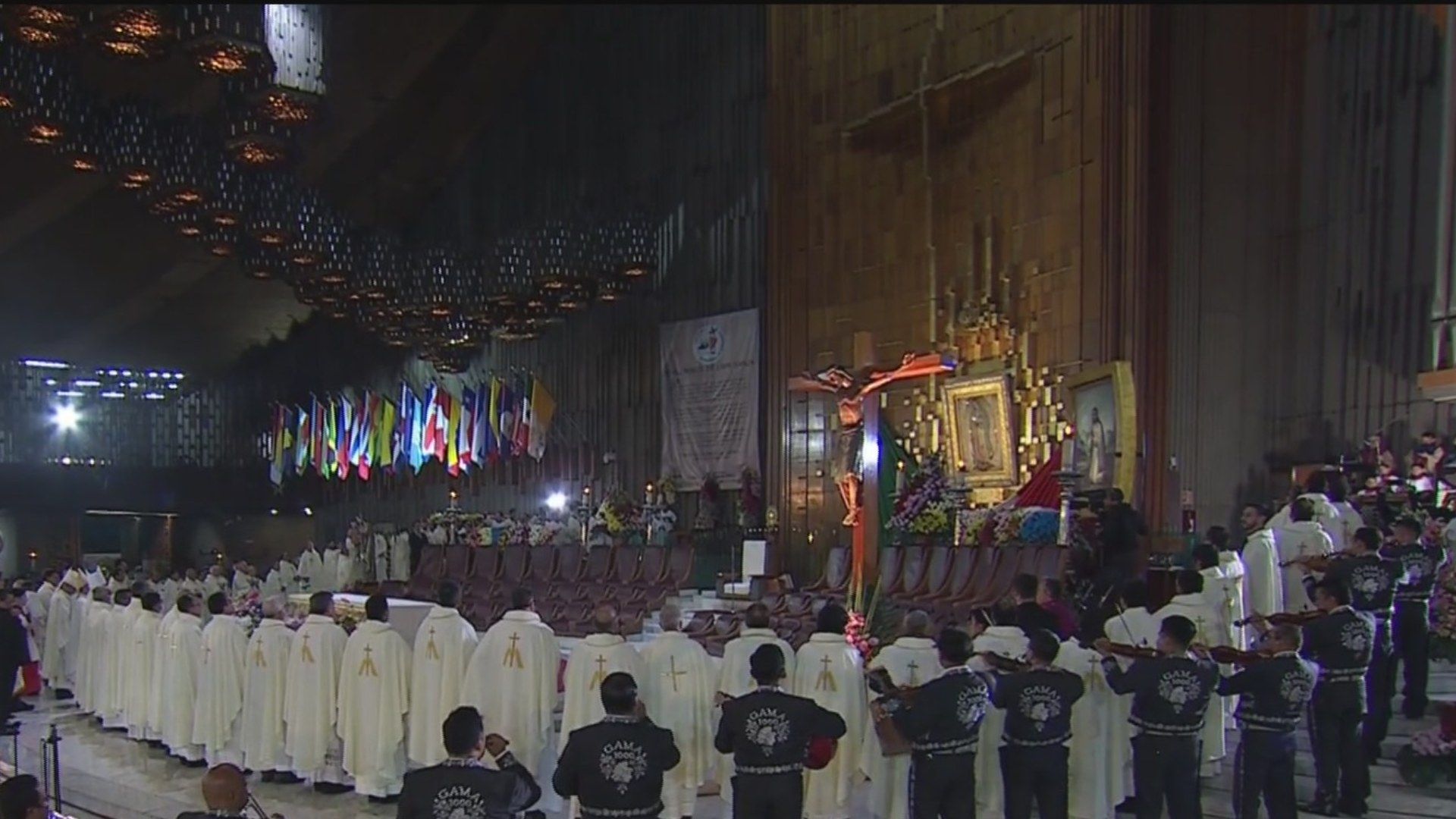 Miles de Fieles Cantan 'Las Mañanitas' a la Virgen de Guadalupe en la Basílica