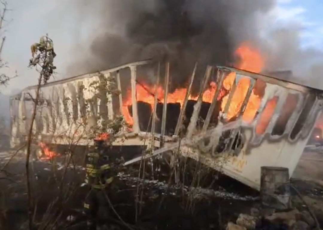 Incendio Consume Tractocamión en Pensión de Tlaquepaque
