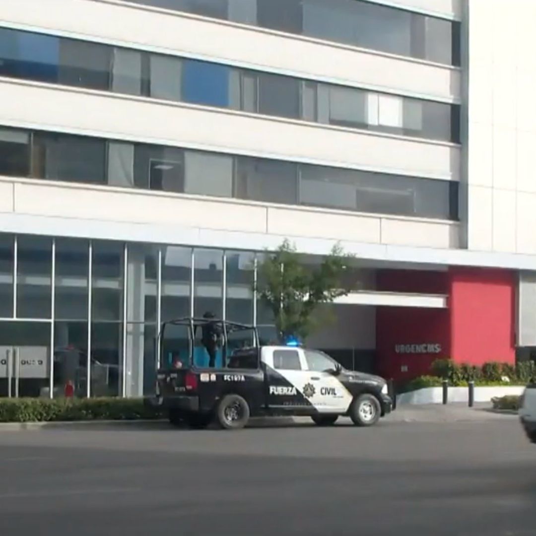 Policías de fuerza civil afuera de Hospital en Monterrey
