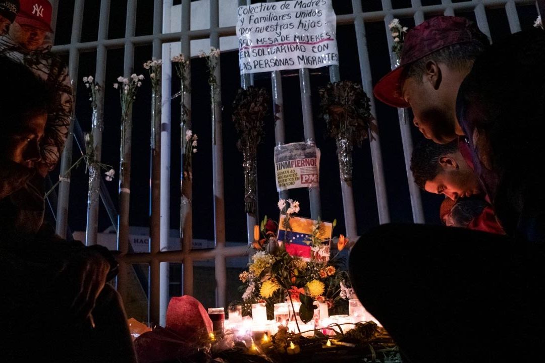 Suman 40 muertos por incendio en albergue de migrantes de Ciudad Juárez