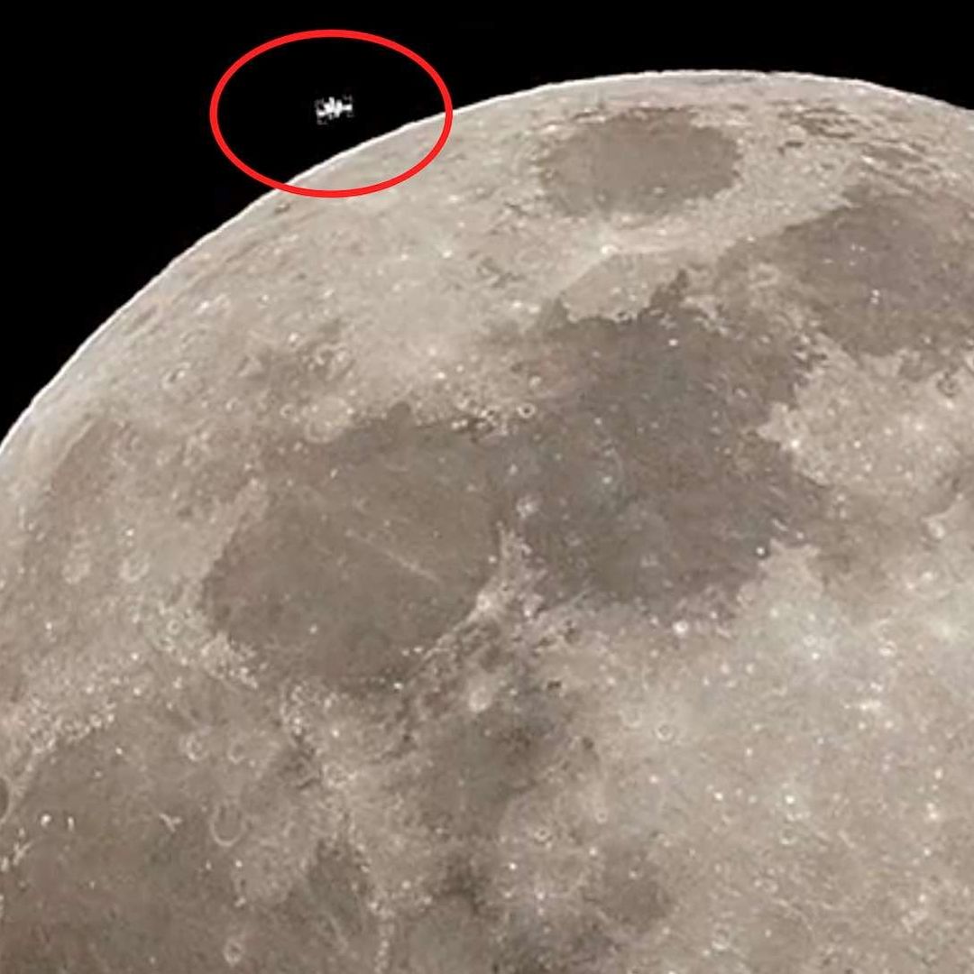 La Estación Espacial Internacional frente a la Luna