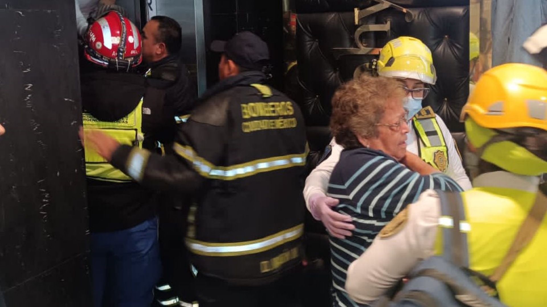Bomberos de CDMX rescatan a las personas que quedaron atrapadas en el elevador