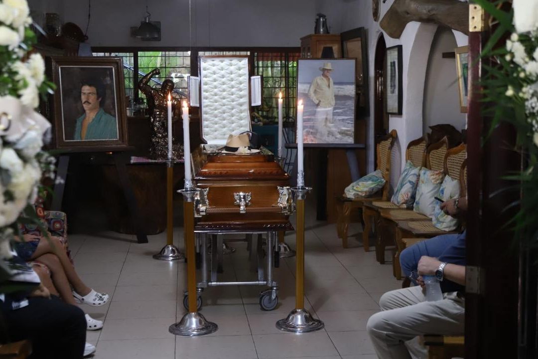 Familiares y amigos se dieron cita hoy, 5 de abril de 2023, en la casa en donde se realiza el funeral de Andrés García en Acapulco, Guerrero