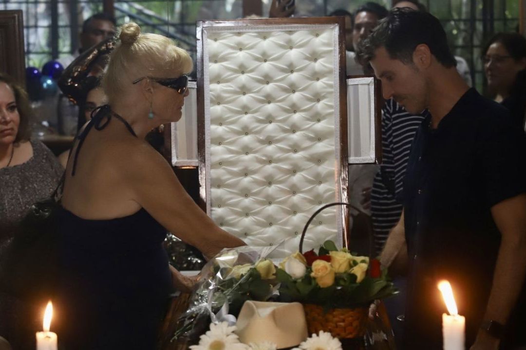 Sandra Vale exesposa de Andrés García y su hijo Leonardo García acuden al funeral del actor, en casa de su viuda Margarita Portillo en Acapulco, Guerrero