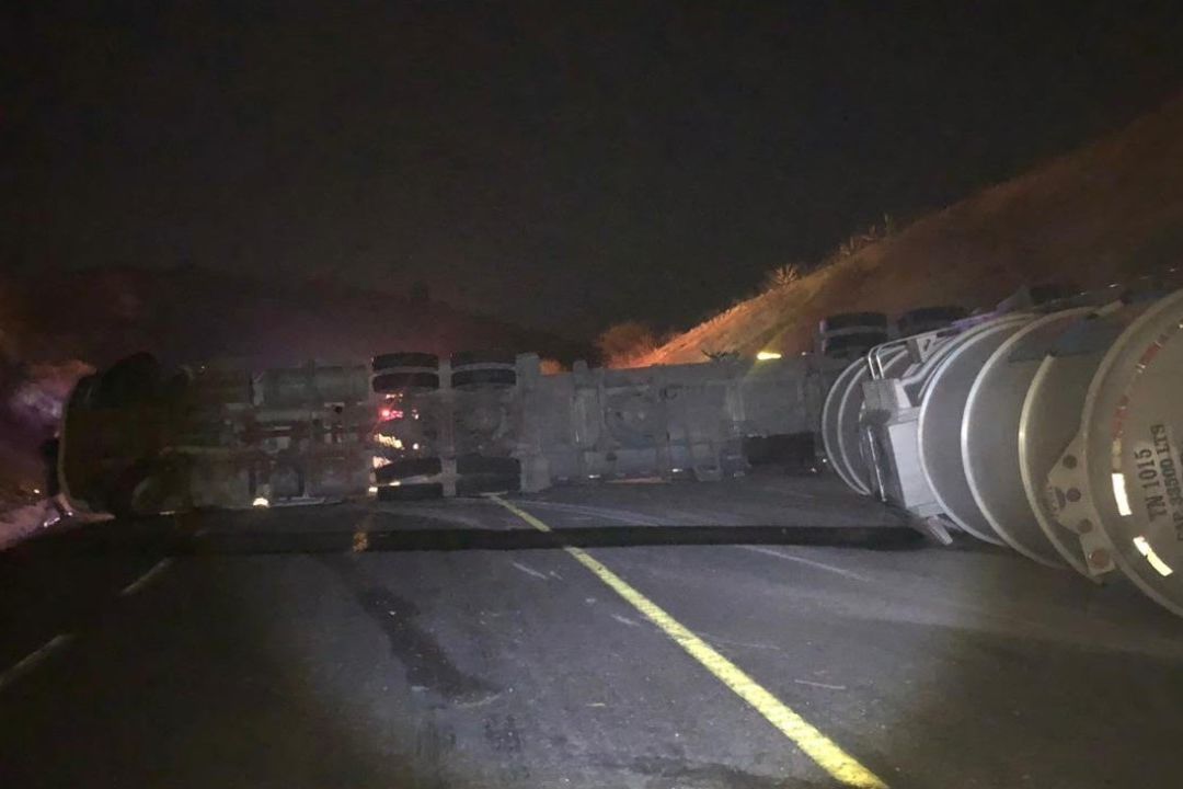 Vuelca Pipa con Gasolina y Cierran Carretera de Tamaulipas