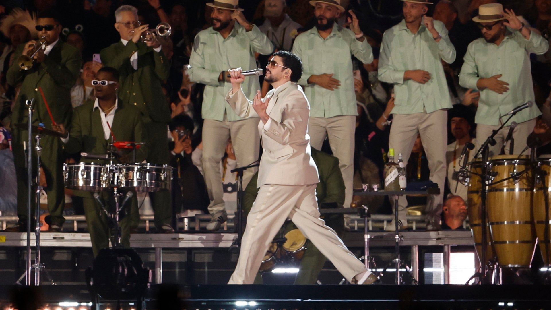 Bad Bunny Se Cae en 'La Casita' en Primer Concierto en la CDMX; Así Reaccionó.