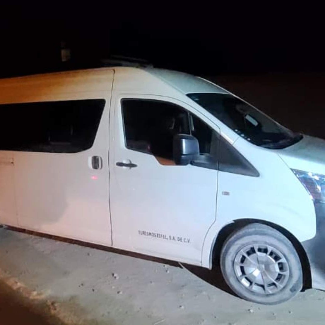 Camioneta tipo van en la que viajaban turistas reportados como desaparecidos en San Luis Potosí