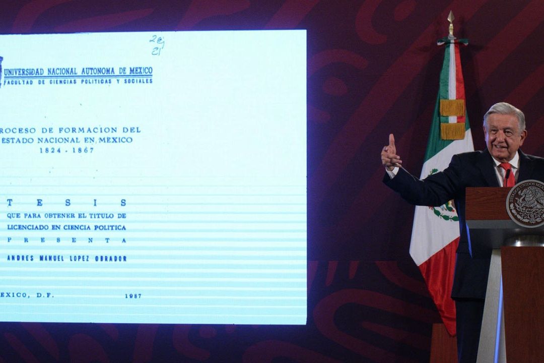 El presidente criticó al INAI y mostró su tesis en la conferencia mañanera