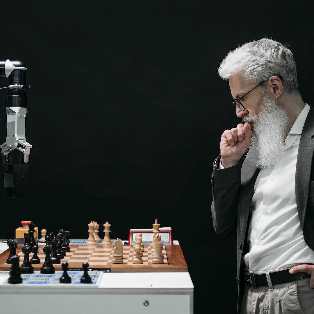Máquina juega ajedrez con un señor