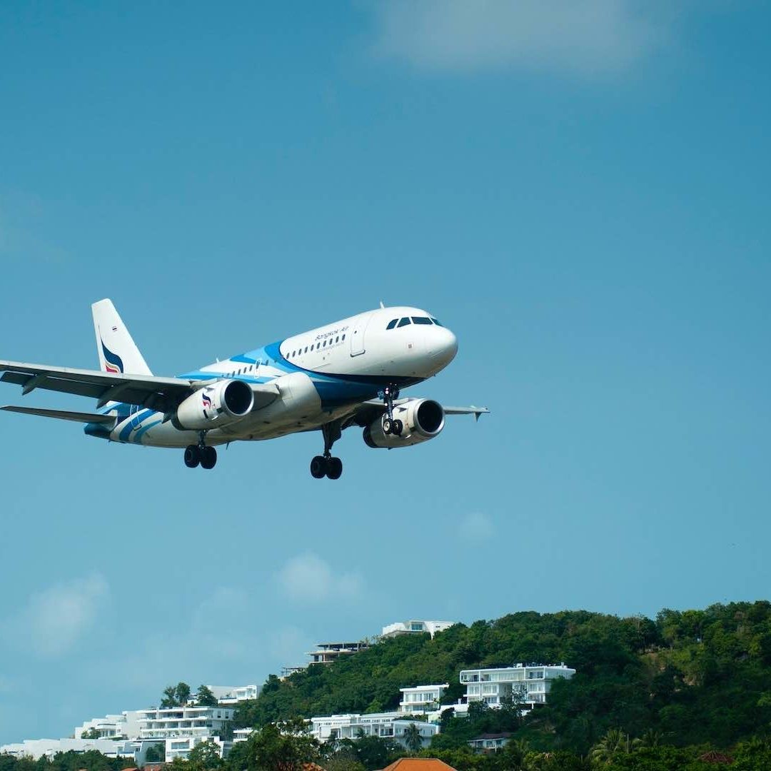 Si un vuelo es cancelado la aerolínea tiene que compensar a las personas con boleto