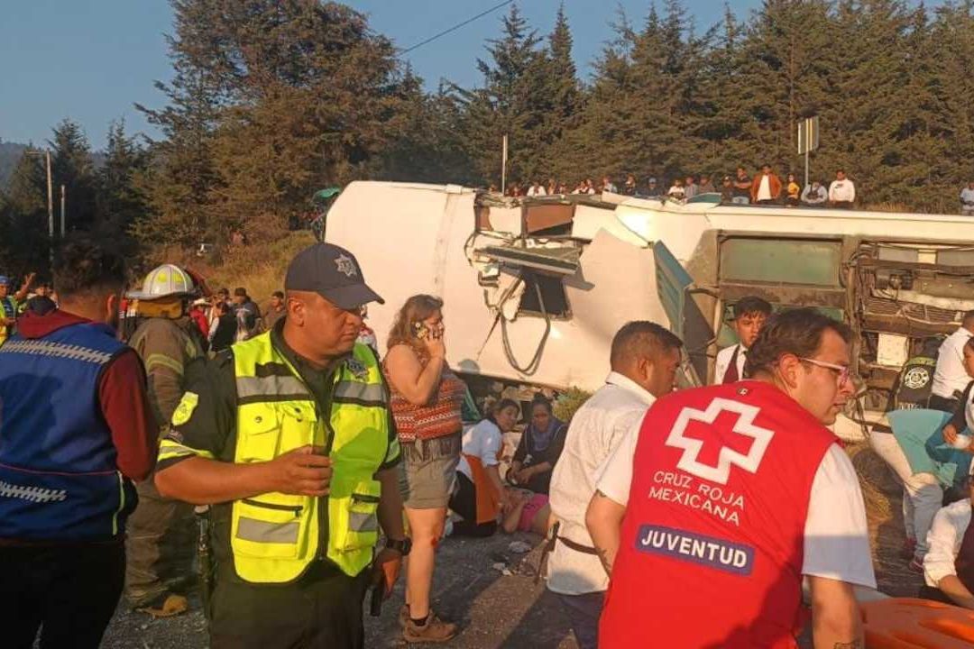 Según las primeras versiones de los hechos, el accidente se produjo después de que el autobús tomara una curva pronunciada a alta velocidad