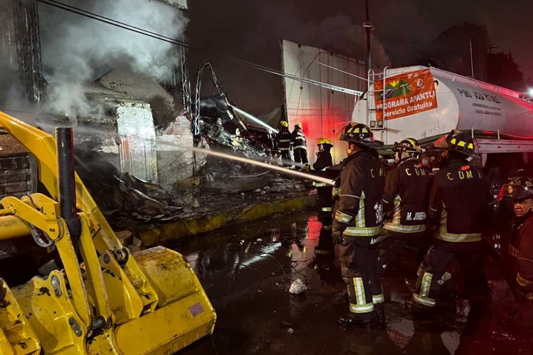 Bomberos Sofocan Incendio en la Central de Abasto