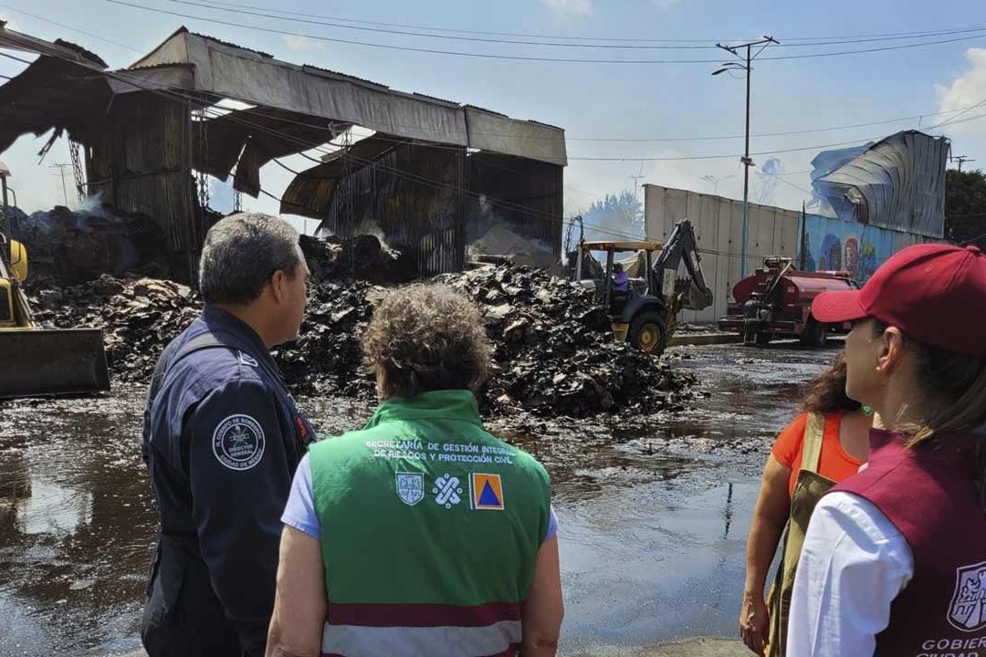 Sheinbaum pide no especular por incendio en Central de Abasto