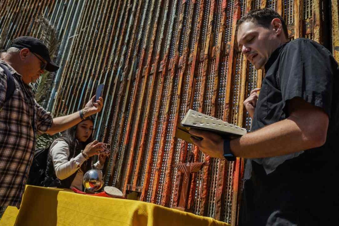 Religiosos de México y EUA Protestan contra Muro Fronterizo en Tijuana