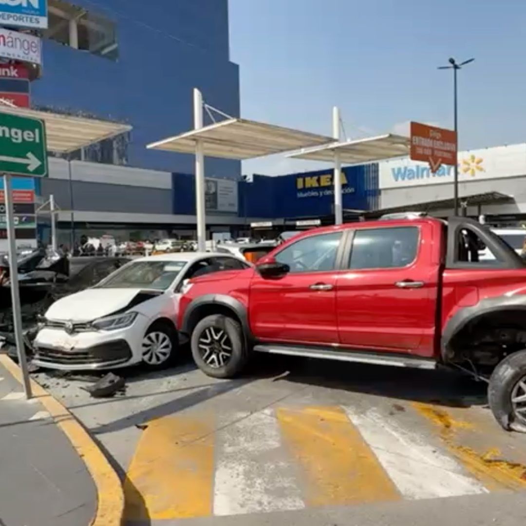 Accidente Carambola Ocho Vehículos Mujer Muerta Plaza Vía San Ángel en Vía Atlixcáyotl de Puebla