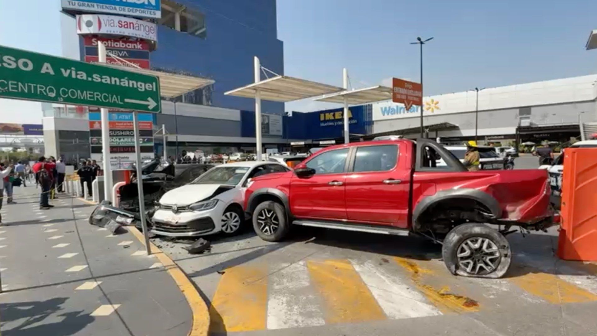 Accidente Carambola Ocho Vehículos Mujer Muerta Plaza Vía San Ángel en Vía Atlixcáyotl de Puebla