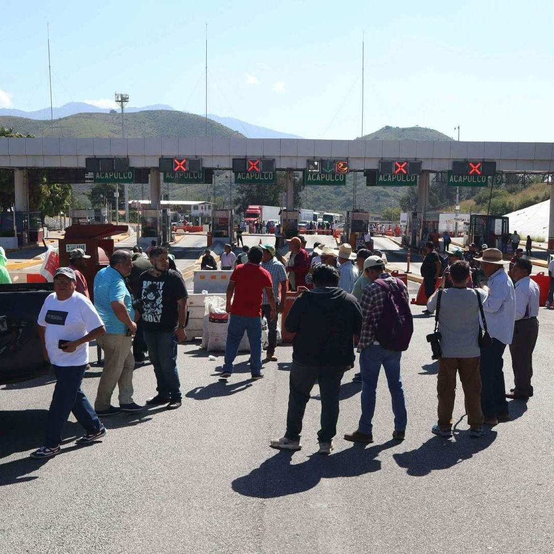 Bloqueo de campesinos en la caseta de Palo Alto, en la Autopista del Sol, en Guerrero