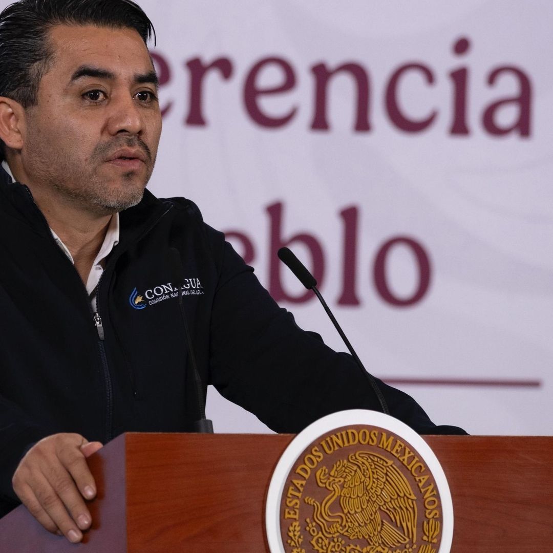 Una mujer habla por micrófono.